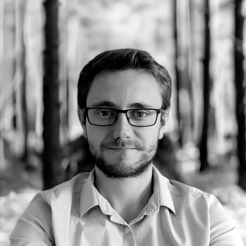 Portrait de Pierre Meunier, expert forestier, devant une forêt.